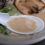 和田党 - 臭みがなくクセのないクリーミーな味の豚骨スープ