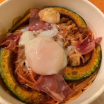 タパス＆タパス - 殻を割って温玉の中身をパスタに載せてからいただきます