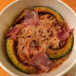 タパス＆タパス - 10月限定 カボチャと生ハム、炙りチーズおんたまのアラビアータ 1,100円（税込）