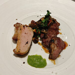 recte - 左がハーフの梅山豚。右が純血種の梅山豚。手前はポワロネギのソースです