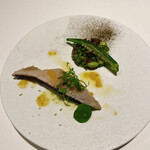 recte - 神経〆した下北半島の鰆。窯焼きなので皮目がパリッパリ。付け添えの豆とオクラなどの野菜がウンマイ。サフランソースとの相性も抜群。