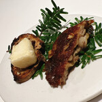 recte - 最初からノックアウト。右は豚足。窯焼きなので皮がパリッパリ。左は虻田郡のタカラ牧場直送チーズ