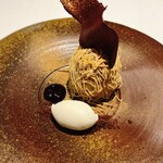 recte - デザートの和栗モンブラン。作り立てなので中のクリームがシットリ。ミルクアイスとカシスソースを混ぜ混ぜしていただきました