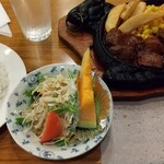 レストランあら玉 - メロン付きサラダも付いてます