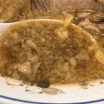 Mendokoro Soratei - レンゲをスープに沈めると、
                        粗めの刻み玉ねぎと背脂が自然と入ってくる。
                        スープはギトギトしてそうにしか見えないのだが、
                        これが意外とサラリとしてる。
