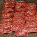 馳走 啐啄一十  - ⑬榊山牛(サーロイン)
      一般的な牧場は配合資料を使っていますが、榊山牛は自牧場での餌の配合を行っています。
      牛の身体を作るのは食べている餌なので、美味しさに拘ると餌に拘るしかないそうです。