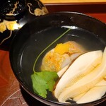 馳走 啐啄一十  - ④利尻昆布&血合い抜き鮪節の出汁のお椀
      利尻昆布の出汁は透明感がありながらも輪郭がはっきりしたキレのある味わい。
      血合い入りだと後味が複雑を含むのですが、血合い抜きだと透明感のある旨みが特徴です。