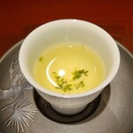 馳走 啐啄一十  - 飲み物①煎茶(京都府宇治産)
      広島市安佐南の天然水(硬度8)を41℃のお湯で丁寧に淹れた煎茶
      上質なお茶だけにある微かな甘みを感じます。