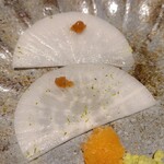 馳走 啐啄一十  - ⑧氷水〆大根、梅肉載せ(口直し)
      氷水で〆ただけなのにほんのりと甘さがあり、梅肉のアクセントと柚子皮の香りでサッパリします。