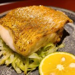 馳走 啐啄一十  - ②炭火焼き赤鯥(別称:ノドグロ、山口県下関産、雄、釣り)、バター炒めキャベツ添え
      ふっくら感を残した焼き上げ、皮はパリッと香ばしく、身はフワフワ、脂の旨みを堪能
      脂をキャベツに絡めて最後まで楽しみます