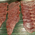 馳走 啐啄一十  - ⑪榊山牛(内腿)生ハム(7ヶ月熟成)
      馬上畜産のみで飼育している榊山牛の特徴は
      ❶32ヶ月以上の長期肥育
      ❷自牧場での餌の配合
      ❸ストレスのない牛舎の整備
      生体熟成すると脂の融点が下がり口溶けが凄い