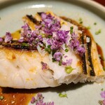 馳走 啐啄一十  - ⑫炭火焼き真名鰹(香川県産、2kg、3日寝かせ)、6種類の野菜ソース掛け、紫蘇の花載せ
      脂がのり旨みのある魚ですが、同時に独特な香りが出易く焼きはかなり難しいのですが完璧！
      野菜ソースの優しい味も○