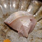 馳走 啐啄一十  - ⑩鯵(愛媛県今治産、3日寝かせ)
      産卵期は春～夏、旬は秋～冬。
      瀬戸内の鯵は脂のりよりも薫りを楽しむのが合っています。
      自然な旨みと甘みが魚自体の潜在力を感じさせます。