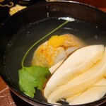 馳走 啐啄一十  - ④炭火焼き白甘鯛(愛媛県八幡浜産)、松茸(広島県庄原産)、利尻昆布&血合い抜き鮪節の出汁のお椀
      産卵期は夏～秋、旬は冬～春
      お出汁に浸りつつもパリッとした白甘鯛は上品な旨み&甘みが印象的