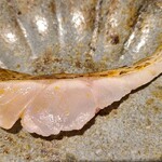 馳走 啐啄一十  - ⑦炭火&ガスバーナー炙り赤鯥(別称:ノドグロ、石川県金沢産、雄、3日寝かせ)
      産卵期は初夏～初秋、旬は晩秋～晩冬
      日本海側の赤鯥は滋味ある脂が多く、かつ後味がスッキリしており、余韻が艶やか。