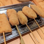 Kushikatsu Tanaka - 季節の5本盛り（イカ、豚、サツマイモ、レンコン、アジ）