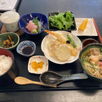 Wafuu Dainingu Minori - 温かい蕎麦、天麩羅、刺身、茶碗蒸し、サラダ、小鉢、フルーツ、ご飯で1,300円。