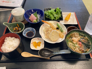 Wafuu Dainingu Minori - 温かい蕎麦、天麩羅、刺身、茶碗蒸し、サラダ、小鉢、フルーツ、ご飯で1,300円。