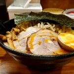 ラーメン 豊八家 - 斜めから