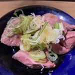 立呑み 魚椿 - ねぎ塩レバ刺し（399円＋税）