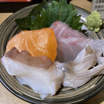 立呑み 魚椿 - お刺身盛り合わせ（399円＋税）