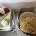 ケーキハウス　ショウタニ 大丸神戸店 - 開封したときのマスカット、いちごのショートケーキとシュークリーム