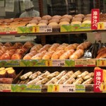 マックスバリュ - 焼きたてパンが次々に