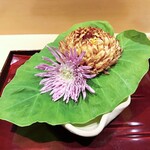 銀座 しのはら - 菊の花をあしらった先付