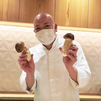 銀座 しのはら - 大きな椎茸を見せるしのはらさん