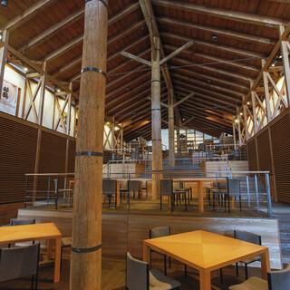 A large hall with stairs. It retains the charm of a sake brewery built in the Taisho era. [80 seats]