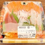 マックスバリュ - 料理写真:サーモンたっぷりお刺身盛合せ