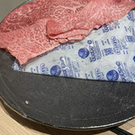 近江牛専門店 近江かど萬 - 近江牛の下にラップと保冷剤。ナイスアイデア。鮮度を適切に保つ工夫。