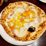 イチロウテイ カベルナ - ビスマルク(モッツアレラ、ハム、半熟卵のピザ)