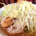 ラーメン二郎 - ラーメン(800円)、ニンニク少し ヤサイアブラ。