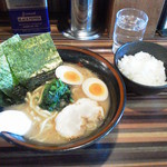 せい家 - 味玉ラーメン並（580円）と半ライス（50円）