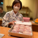 日本料理 たかむら - これから焼きます。
      比内地鶏の首皮包み焼き