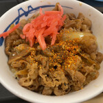 Matsuya - 牛丼小盛に七味、紅生姜及び生玉子ぶっかけ‼️