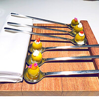 オマージュ - ◎ アミューズブーシュ（フィンガーフード３品）
                    詰め物をしたグリーンオリーブ3種
                    手前から… 梅のジャムに花穂紫蘇、アーモンドとニンニクのピューレ、チョリソーとサワクリーム