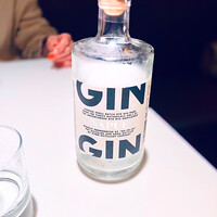 オマージュ - ◉ NAPUE (KYRO GIN) / Finland alc46% 
                    ソムリエさんの提案で、この後のアミューズのオリーブに合わせて、フィンランドの有名なジンのロックスでのスタート。