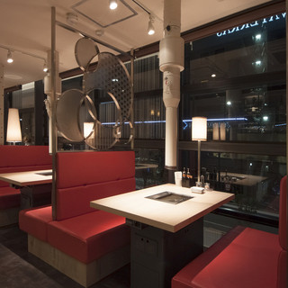 ゆったりした店内、夜景も堪能出来ます