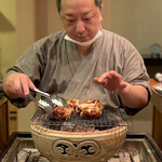 日本料理 たかむら - じっくりと比内地鶏(秋田)首皮包みを炭焼きに