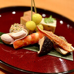 ❶八寸
          　特製玉子焼き　カマスの風干し　石川小芋
          　浅利と春菊の胡麻寄せ　車海老つや煮
          　銀杏　生落花生　ばちこ