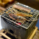 さけ富 - 七輪の炭火焼きは、好きなタイミングで　
            鮭トバ、ハタハタ、ホタルイカはすぐに焦げちゃうな〜
            焼き物の魚はやはり秋田ならではの一品