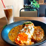 PARCO MIMATSU - 稀にあいがけカレーもやっています！
      写真は"ココナッツチキンカレー"と"スパイスキーマカレー"のあいがけです！