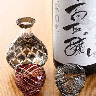 We offer new encounters with sake, with over 1,000 brands available each year.