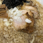 燕三条らーめん潤 - ホロホロのチャーシュー、メンマ、みじん切りタマネギ、岩のりが乗ってます。