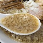 燕三条らーめん潤 - 背脂たっぷりですが、見た目ほど脂っぽくなく煮干しがしっかり効いてます。