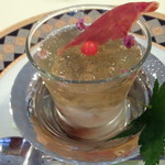 トゥ・ラ・ジョア - ,トマトウォーターのジュレの中に手摘みのジュンサイ、下に白海老