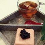 トゥ・ラ・ジョア - 再構築した蓮根の最中のうえにレッドスターキャビア、蒸しあわびのジュレ。