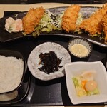 Warabe Saigyo Dou - 本日の揚げ物（1400円税抜）お味噌汁の定食セット（350円税抜）